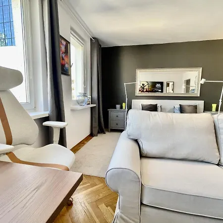 4 Metro Wifi 70'tv Netflix Appletv * Warsaw