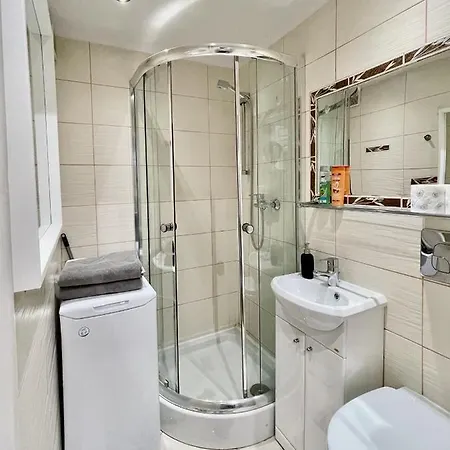 Apartment 4 Metro Wifi 70'tv Netflix Appletv Warsaw