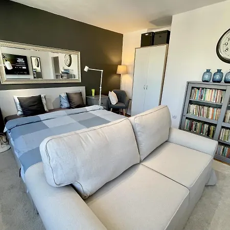 4 Metro Wifi 70'tv Netflix Appletv * Warsaw